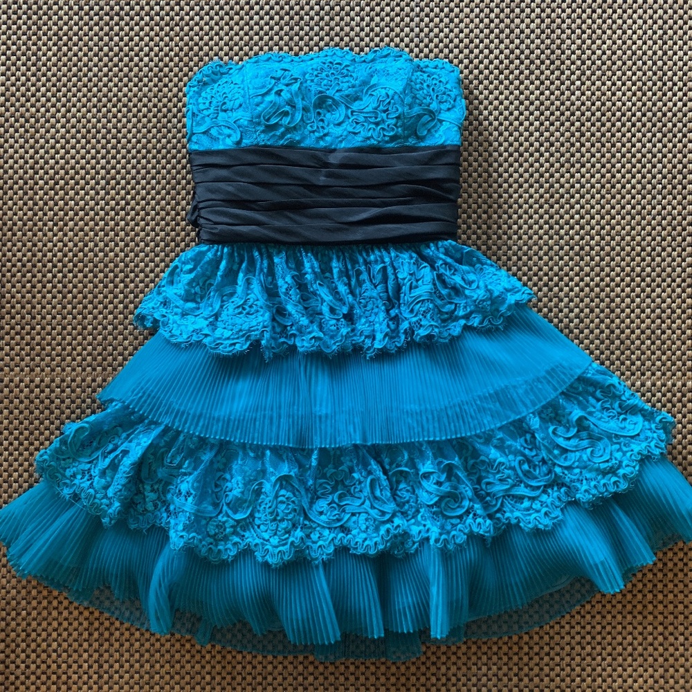 Betsey Johnson • tiered lace party dress